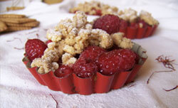 Crumble safrané aux framboises extrait du livret je cuisine le Safran avec les Safraniers de Touraine